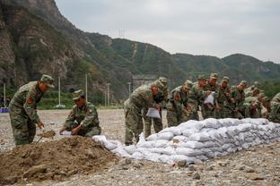 沃克：我们的成绩还不及曼联英超13冠高度；球迷态度总是反复无常